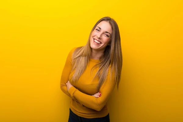 Jovem Fundo Amarelo Mantendo Braços Cruzados Enquanto Sorri — Fotografia de Stock