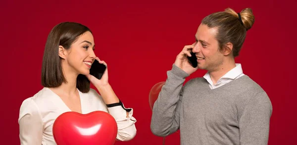 Pár Valentine Den Udržet Konverzaci Mobilním Telefonem Přes Červené Pozadí — Stock fotografie