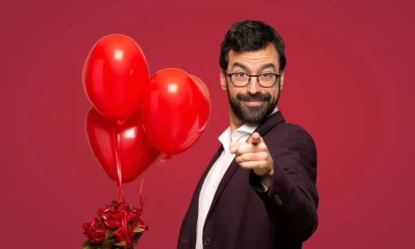 Uomo Nel Giorno San Valentino Punta Dito Contro Con Espressione — Foto Stock