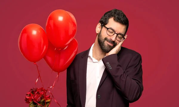 Mann Valentinstag Macht Schlafende Geste Mit Bezauberndem Gesichtsausdruck Über Rotem — Stockfoto
