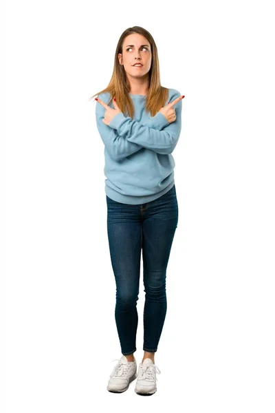 Pieno Corpo Donna Bionda Con Camicia Blu Che Punta Laterali — Foto Stock