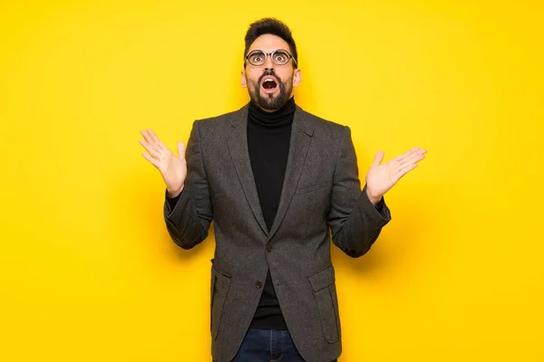 Bonito Homem Com Óculos Frustrado Por Uma Situação — Fotografia de Stock