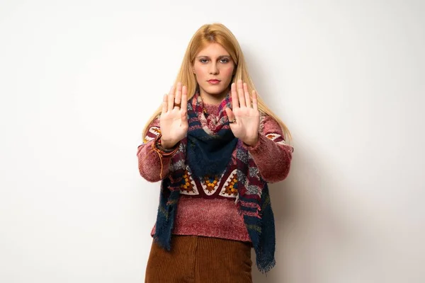 Hippie Kvinna Över Vit Vägg Gör Stopp Gest Besviken Med — Stockfoto