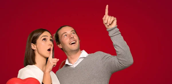 Sevgililer Günü Kırmızı Arka Plan Üzerinde Yukarı Sürpriz Işaret Içinde — Stok fotoğraf