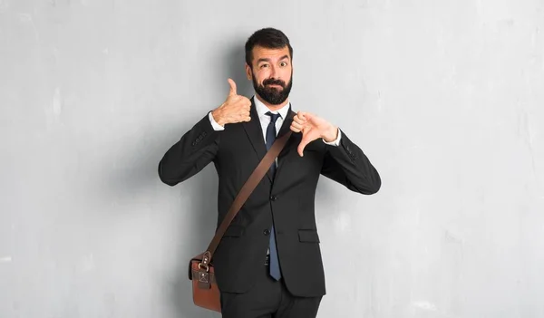 Hombre Negocios Con Barba Haciendo Una Buena Mala Señal Indeciso — Foto de Stock