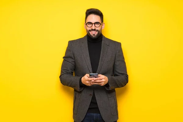 Schöner Mann Mit Brille Sendet Eine Nachricht Mit Dem Handy — Stockfoto