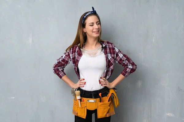 Artesãos Eletricista Mulher Posando Com Braços Quadril Sorrindo — Fotografia de Stock