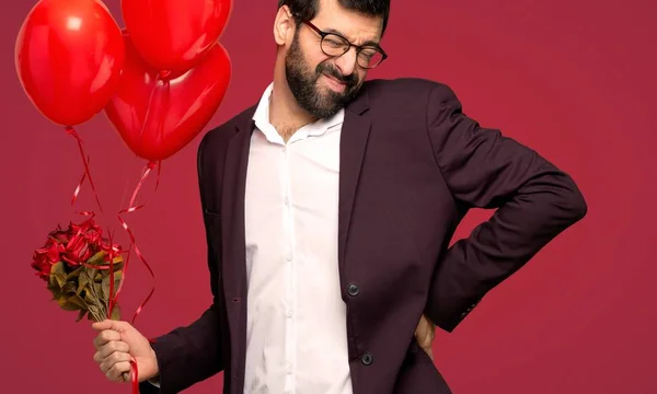 Mann Valentinstag Leidet Unter Rückenschmerzen Weil Sich Über Roten Hintergrund — Stockfoto