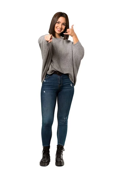 一个年轻女子做电话手势的全长镜头 指着前面孤立的白色背景 — 图库照片