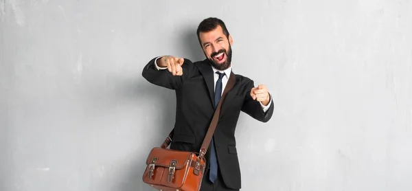 Empresário Com Barba Aponta Dedo Para Você Enquanto Sorri — Fotografia de Stock