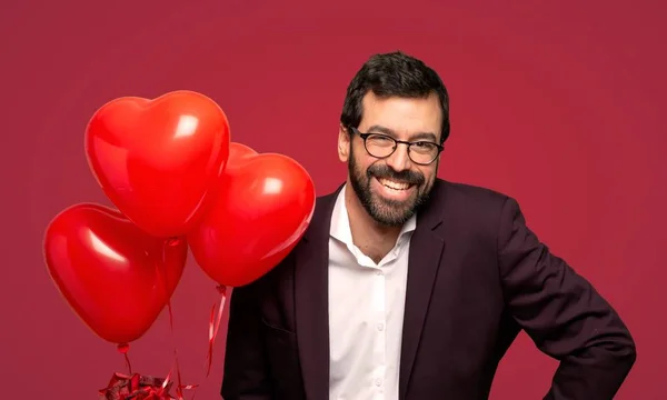 Sevgililer Günü Mutlu Kırmızı Bir Arka Plan Üzerinde Gülümseyen Adam — Stok fotoğraf