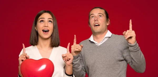 Couple Valentine Day Surprised Pointing Red Background — Stock Photo, Image