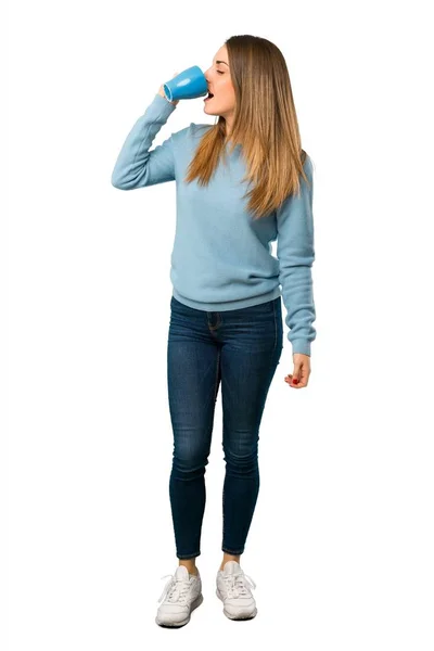 Cuerpo Completo Mujer Rubia Con Camisa Azul Sosteniendo Una Taza — Foto de Stock