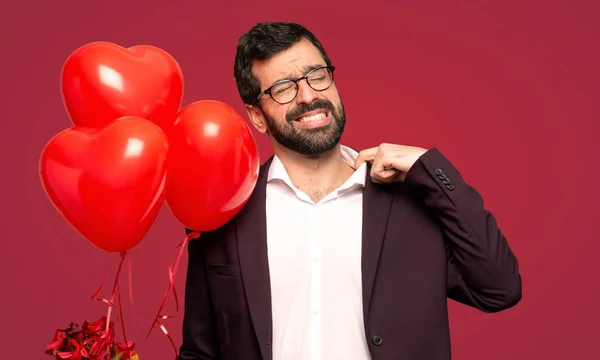 Hombre San Valentín Con Expresión Cansada Enferma Sobre Fondo Rojo —  Fotos de Stock