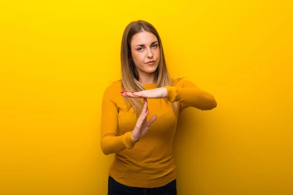 Jonge Vrouw Gele Achtergrond Maken Stop Gebaar Met Haar Hand — Stockfoto