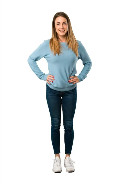 Pełne Ciało Kobiety Blondynka Niebieską Koszulę Pozowanie Ramion Biodra Śmiejąc — Zdjęcie stockowe