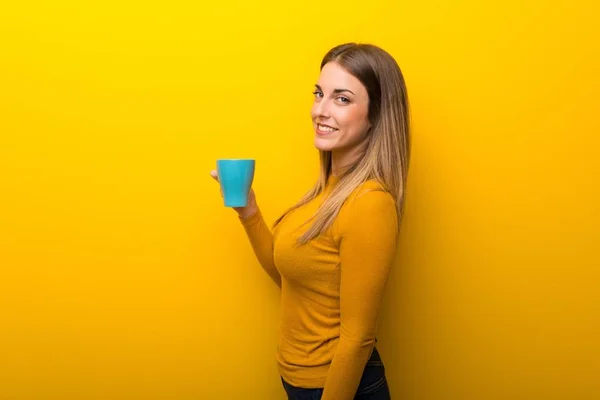 Jovem Mulher Fundo Amarelo Segurando Uma Xícara Quente Café — Fotografia de Stock