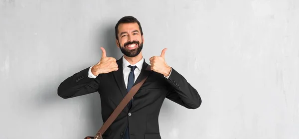 Empresário Com Barba Dando Gesto Para Cima Polegares Porque Teve — Fotografia de Stock