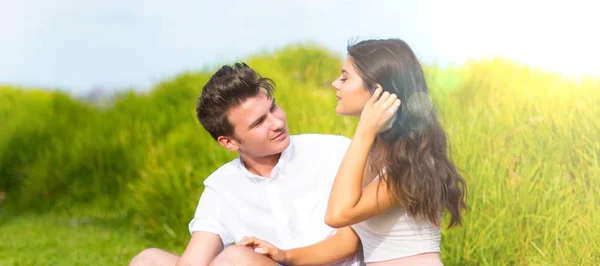 Young Couple Outdoors — Stock Photo, Image