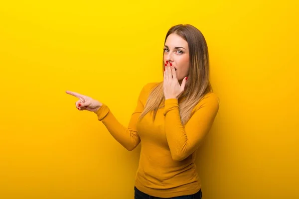 Giovane Donna Sfondo Giallo Che Punta Dito Verso Lato Con — Foto Stock