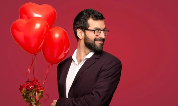 Mann Valentinstag Schaut Lächelnd Über Die Schulter Über Roten Hintergrund — Stockfoto