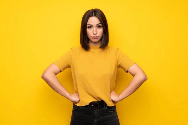 Sarı Duvar Kızgın Genç Kadın — Stok fotoğraf