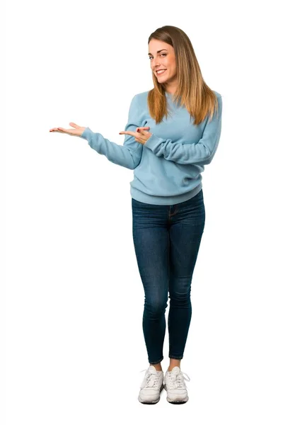 Corpo Inteiro Mulher Loira Com Camisa Azul Segurando Copyspace Imaginário — Fotografia de Stock