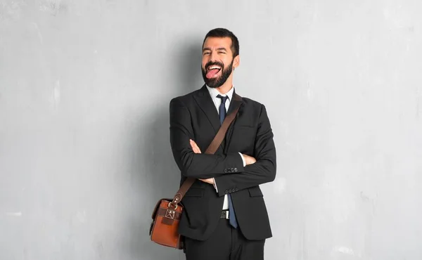 Empresário Com Barba Mostrando Língua Câmera Com Olhar Engraçado — Fotografia de Stock