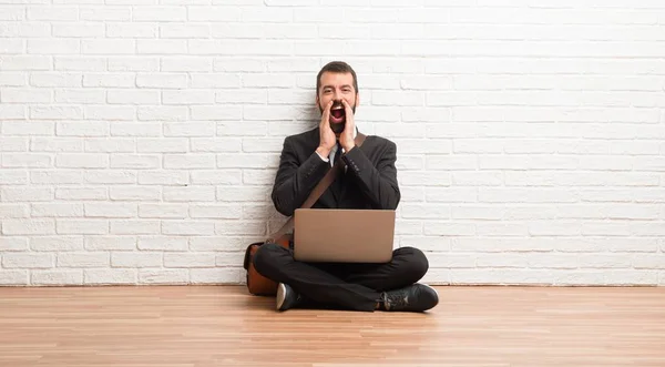 Empresário Com Seu Laptop Sentado Chão Gritando Anunciando Algo — Fotografia de Stock