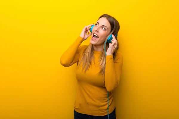 Jovem Fundo Amarelo Ouvindo Música Com Fones Ouvido — Fotografia de Stock