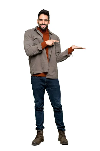 孤立した白い背景に広告を挿入する Copyspace を保持するには 想像上の手のひらのひげとハンサムな男のフルレングスのショット — ストック写真