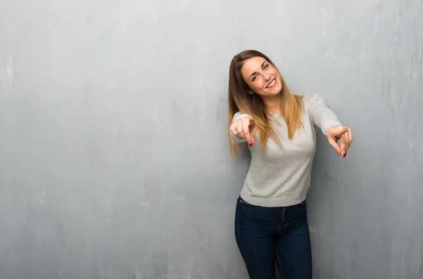 Jovem Mulher Parede Texturizada Aponta Dedo Para Você Enquanto Sorri — Fotografia de Stock