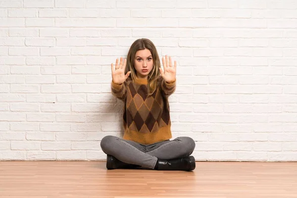 Tiener Meisje Zit Vloer Maken Stop Gebaar Teleurgesteld — Stockfoto