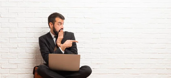 Geschäftsmann Mit Laptop Auf Dem Boden Und Erstaunter Miene Mit — Stockfoto