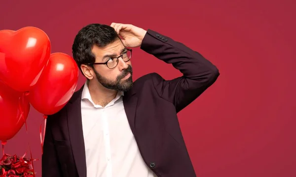 Uomo Nel Giorno San Valentino Che Dubbi Mentre Gratta Testa — Foto Stock