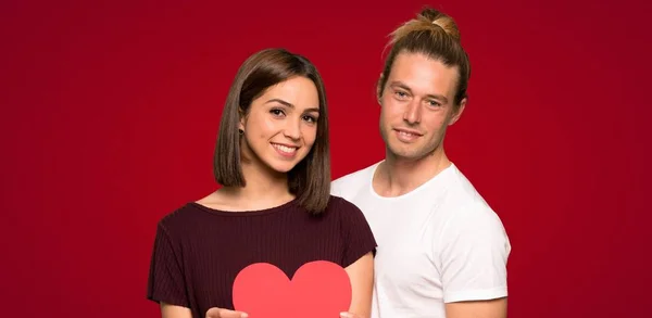 Couple Valentine Day Holding Heart Symbol Red Background — Stock Photo, Image