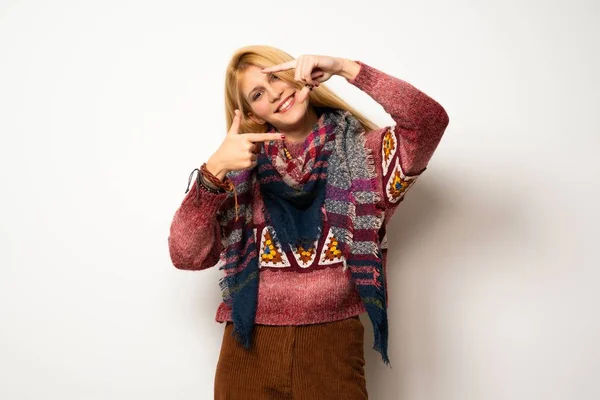 Hippie Kvinna Över Vit Vägg Fokuserar Ansikte Inramning Symbolen — Stockfoto