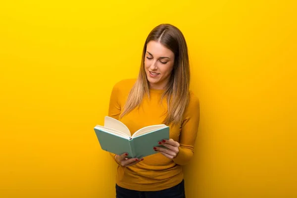 Молода Жінка Жовтому Тлі Тримає Книгу Насолоджується Читанням — стокове фото