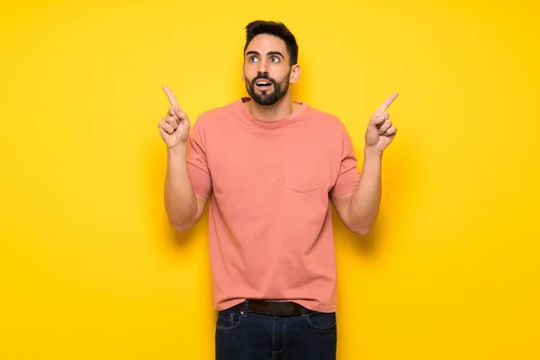 Hombre Guapo Sobre Pared Amarilla Señalando Con Dedo Índice Una —  Fotos de Stock