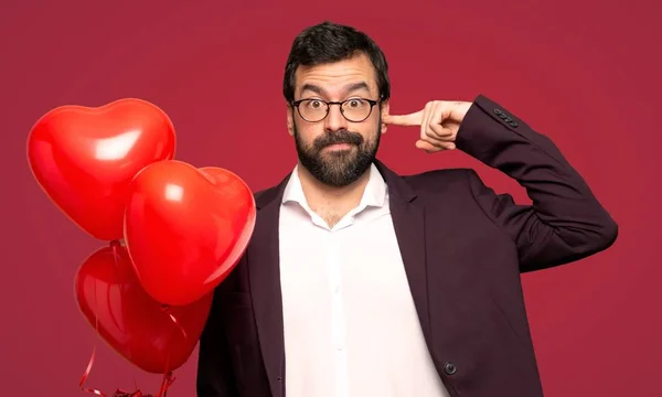 Hombre San Valentín Cubriendo Ambas Orejas Con Las Manos Sobre —  Fotos de Stock