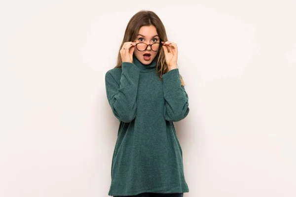 Adolescente Chica Sobre Blanco Pared Con Gafas Sorprendido — Foto de Stock