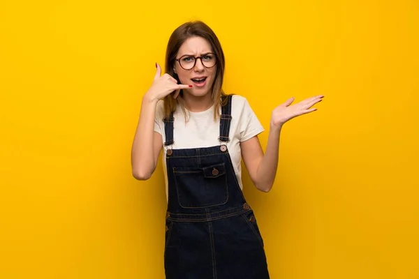 Vrouw Gele Muur Telefoon Gebaar Maken Twijfelen Aan — Stockfoto