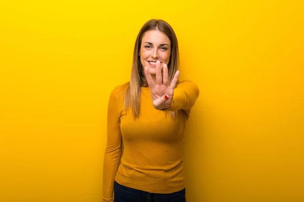 Jonge Vrouw Gele Achtergrond Gelukkig Tellen Vier Met Vingers — Stockfoto