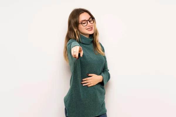 Tiener Meisje Witte Muur Aan Wijzen Met Vinger Naar Iemand — Stockfoto