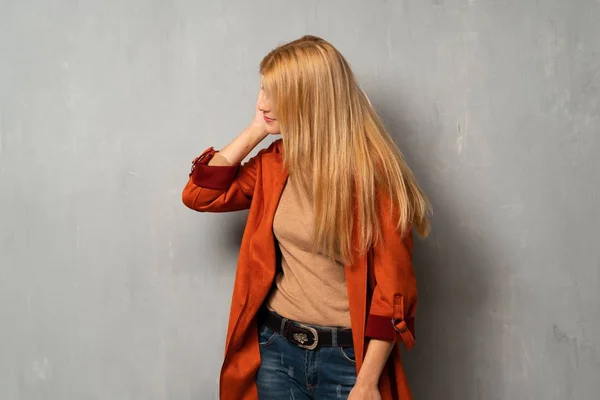 Mujer Sobre Fondo Texturizado Escuchando Algo Poniendo Mano Oreja — Foto de Stock