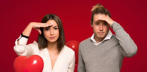 Couple Valentine Day Looking Far Away Hand Look Something Red — Stock Photo, Image