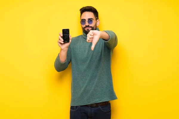 Bonito Homem Com Óculos Sol Com Conturbado Segurando Smartphone Quebrado — Fotografia de Stock