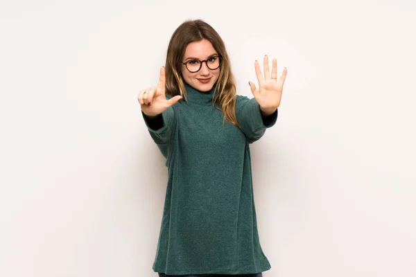 Дівчина Підліток Над Білою Стіною Підраховує Сім Пальцями — стокове фото