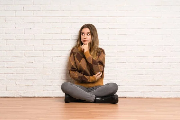 Ragazza Adolescente Seduta Sul Pavimento Pensando — Foto Stock