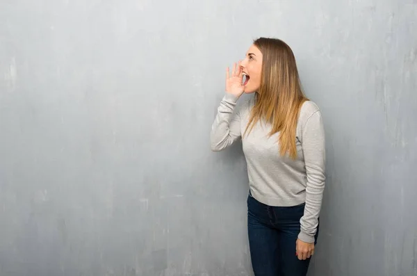 Young Woman Textured Wall Shouting Mouth Wide Open Lateral — Stock Photo, Image